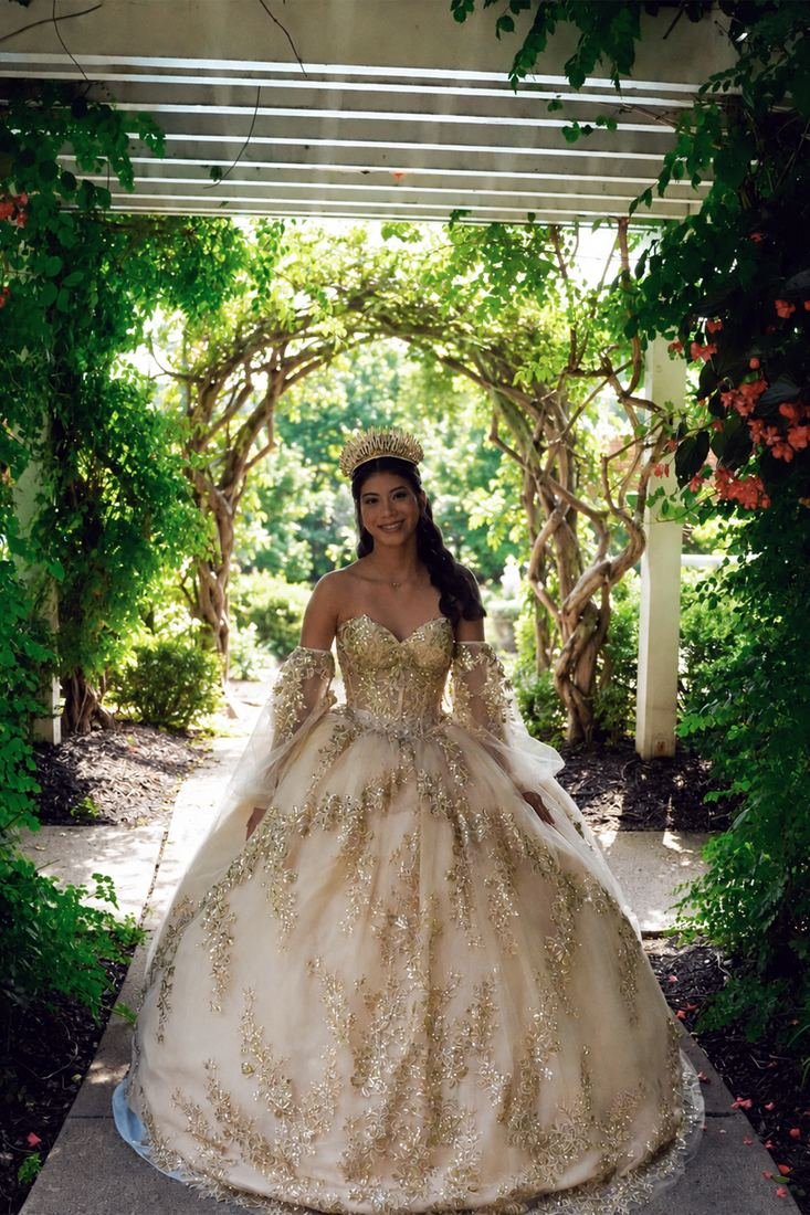 Quinceañera posando en un jardín