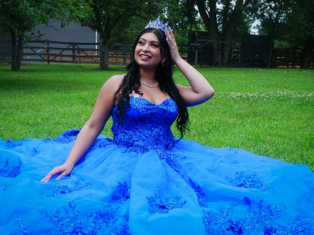 Quinceañera en un jardín con flores