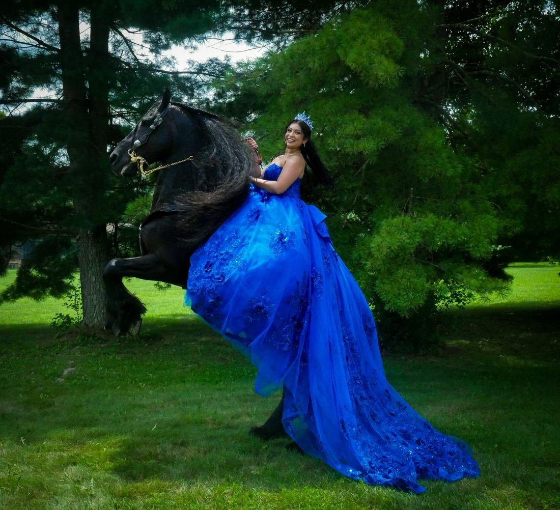 Quinceañera a caballo en exteriores