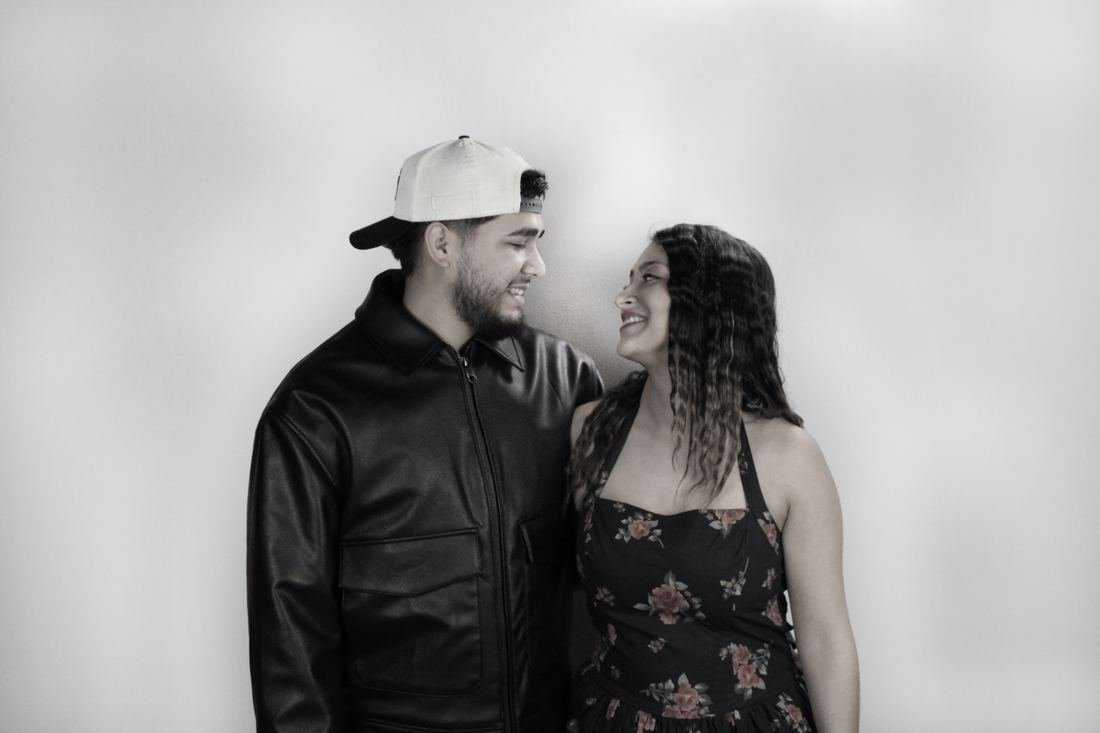 Pareja riendo en una sesión de estudio