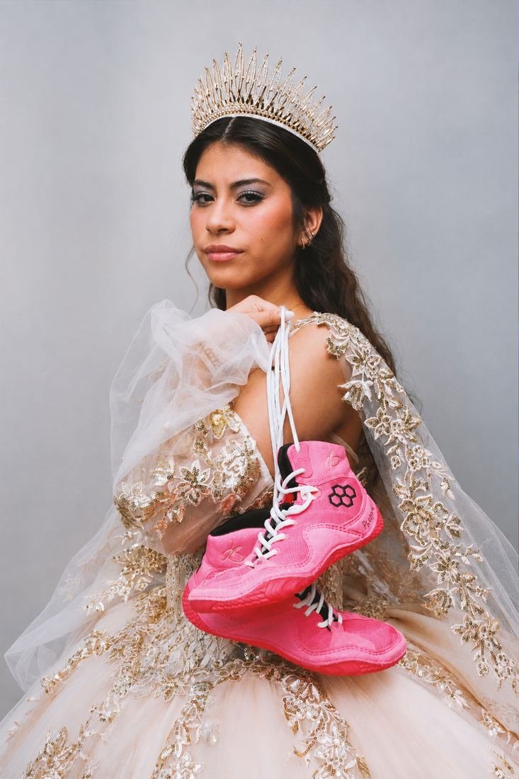 Retrato de quinceañera en estudio con detalle de tenis rosas
