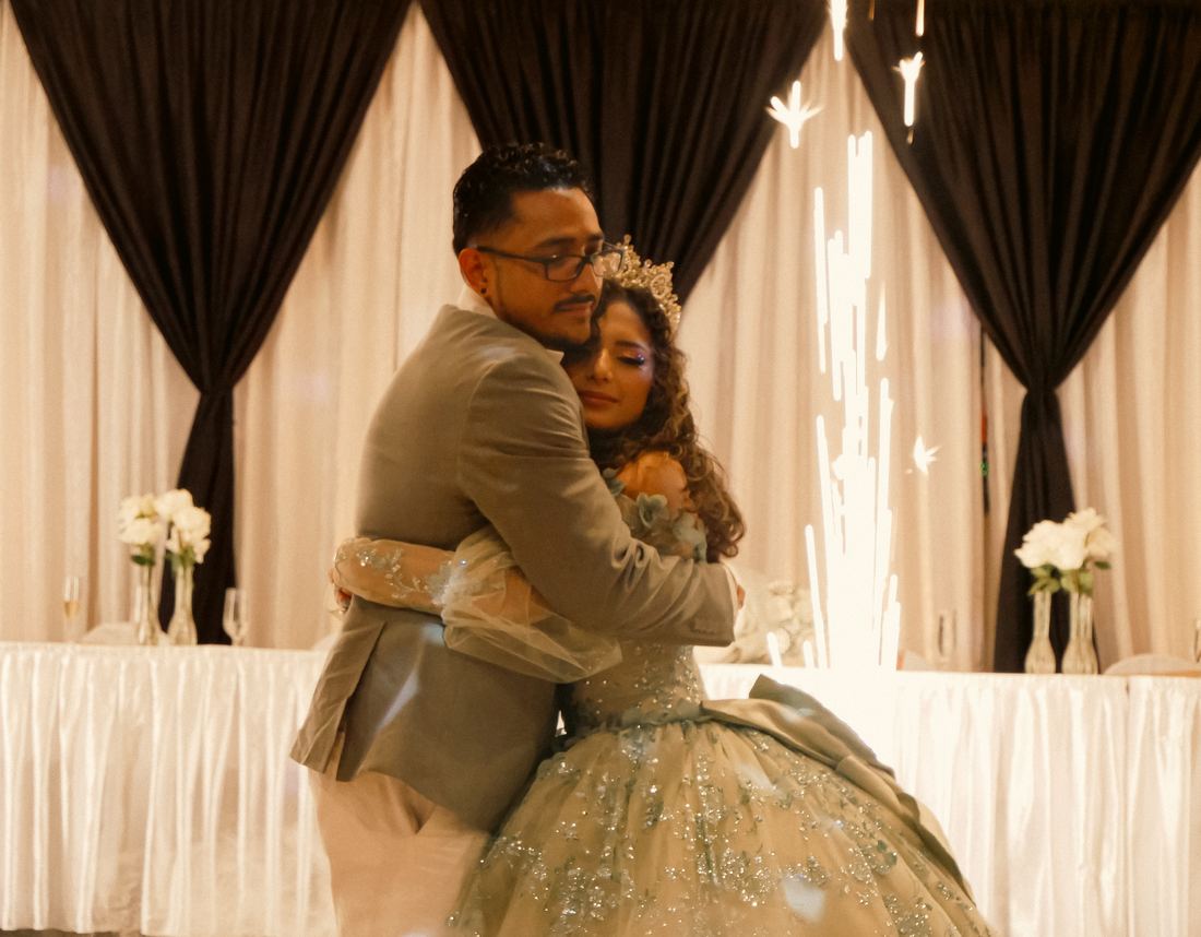 Vals en el salón durante una fiesta de quince