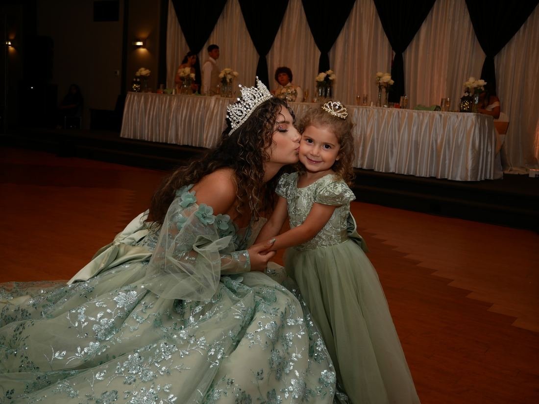 Quinceañera con su familia en la fiesta