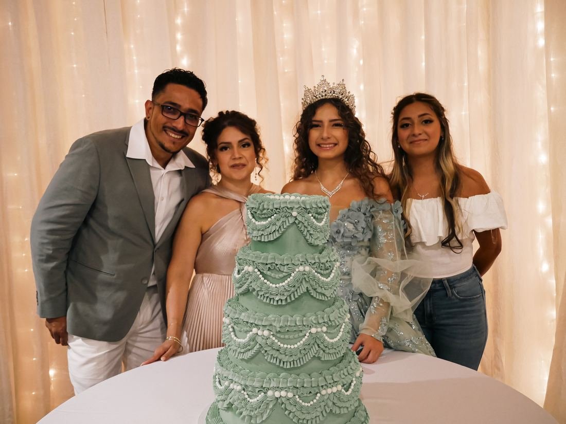Familia junto al pastel de quince años